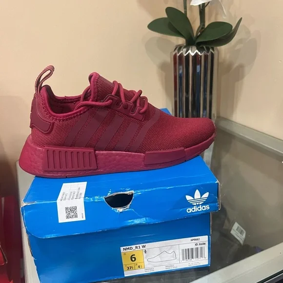 Adidas women’s NMD_R1 Legacy Burgundy 🔥 - Picture 4 of 4